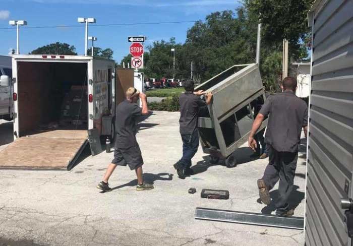 An A/C installation replacement team.